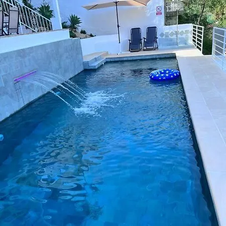 Apartment D With Heated Swimming Pool, Jacuzzi, Waterfall, Heating Is Extra Benalmádena