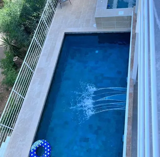 D With Heated Swimming Pool, Jacuzzi, Waterfall, Heating Is Extra Apartamento