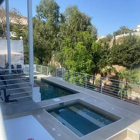 D With Heated Swimming Pool, Jacuzzi, Waterfall, Heating Is Extra