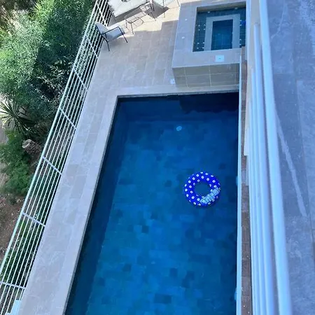 D With Heated Swimming Pool, Jacuzzi, Waterfall, Heating Is Extra
