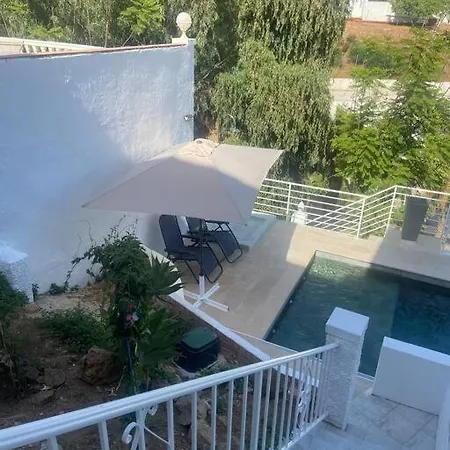 D With Heated Swimming Pool, Jacuzzi, Waterfall, Heating Is Extra